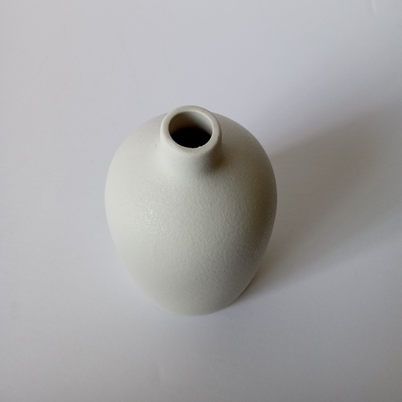 Small ceramic like white round vase - Picture 2 of 5